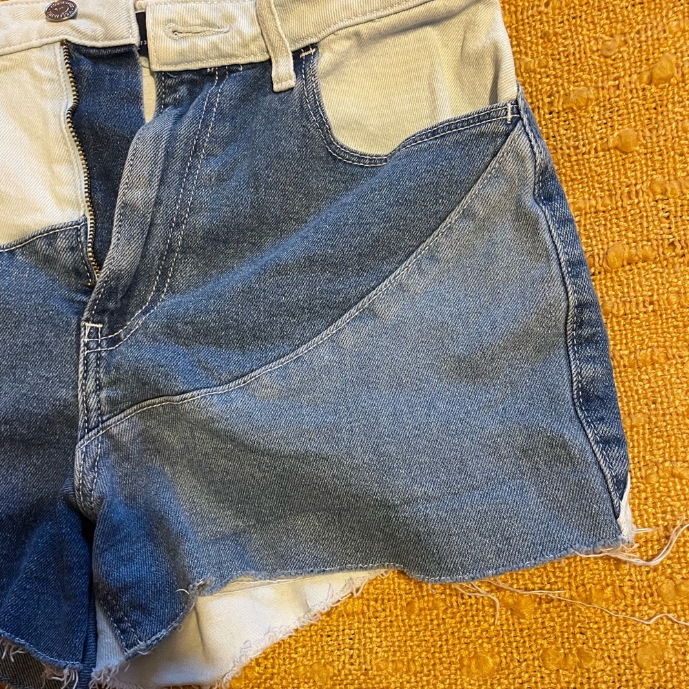 Hollister Ultra High Rise Mom Short - Picture 2 of 8
